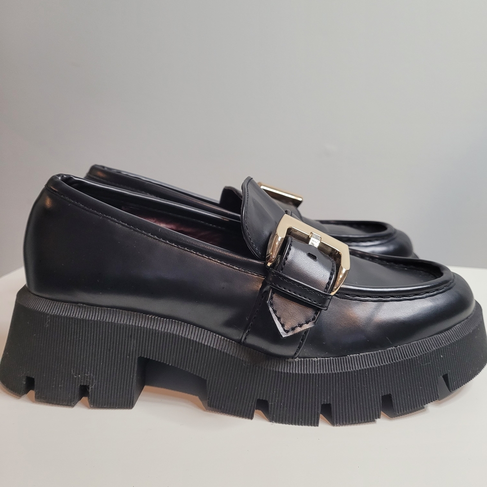 Zara Women’s Black Leather Buckle Loafers